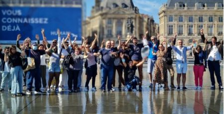 Les membres et les salariés de l'association Clubhouse Bordeaux sont à la place de la Bourse