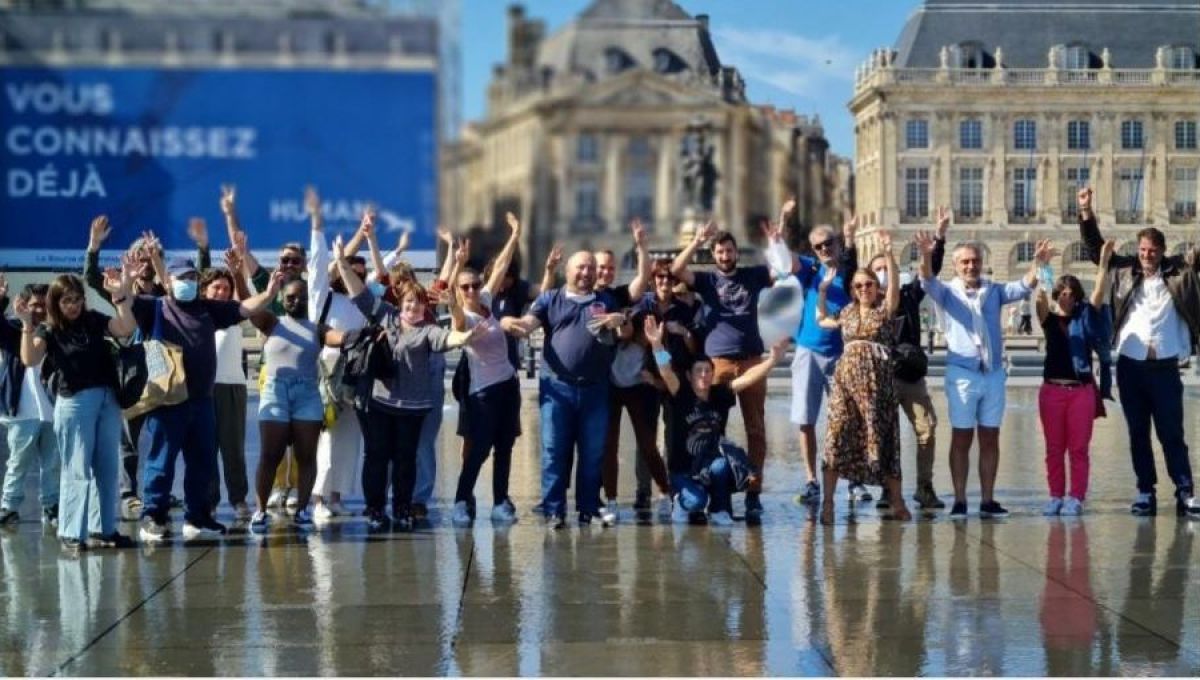 Les membres et les salariés de l'association Clubhouse Bordeaux sont à la place de la Bourse