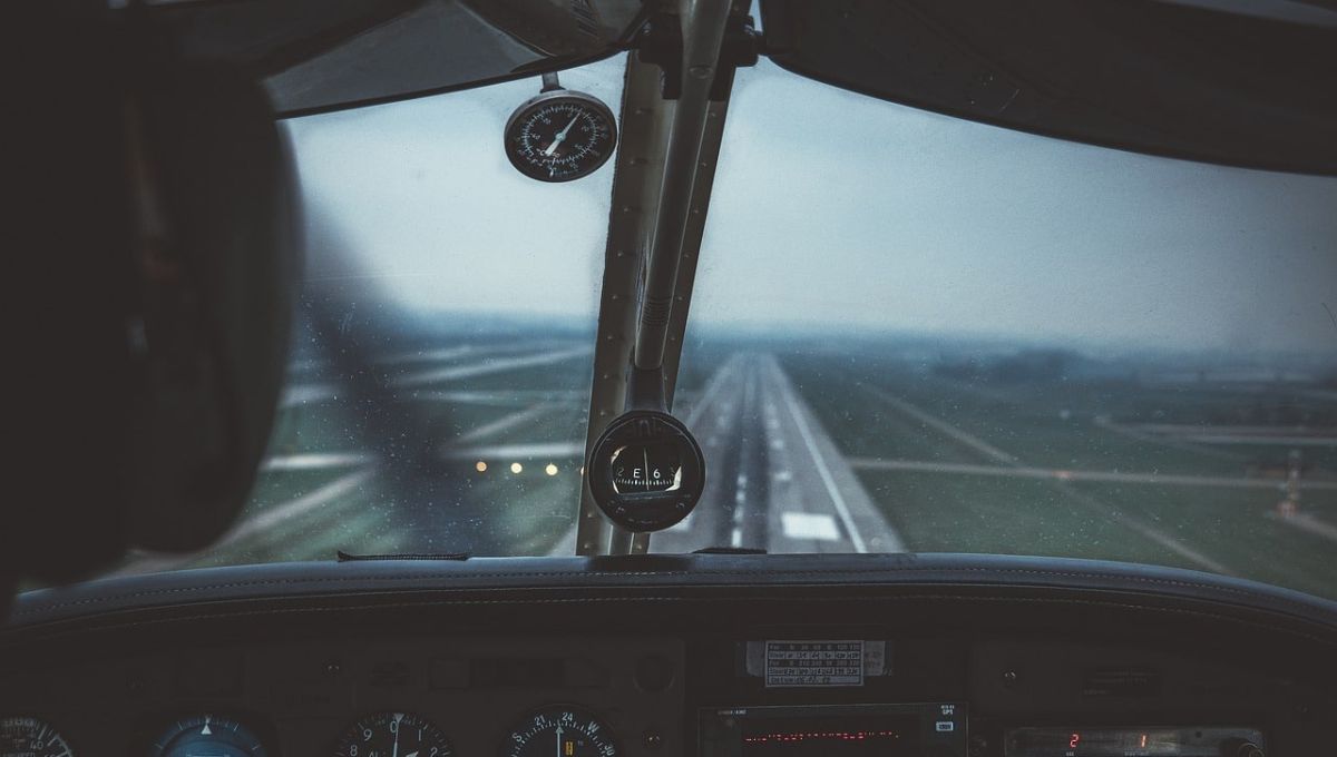 cockpit-g5b93d6745_1280.jpg