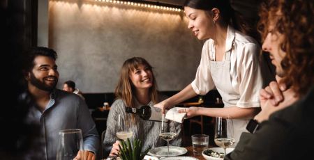 Service du vin au restaurant - crédit photo : Drobot Dean via Adobe Stock