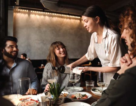 Service du vin au restaurant - crédit photo : Drobot Dean via Adobe Stock