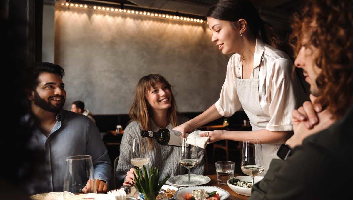 Service du vin au restaurant - crédit photo : Drobot Dean via Adobe Stock