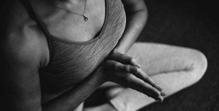 Yoga mains en priere