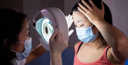 Consultation de dermatologie, médecin et patiente asiatiques.