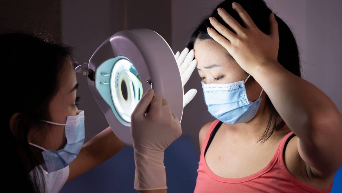 Consultation de dermatologie, médecin et patiente asiatiques.