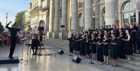 Le Choeur de l'Opéara national de Bordeaux se produit sur les marches du Grand-Théâtre