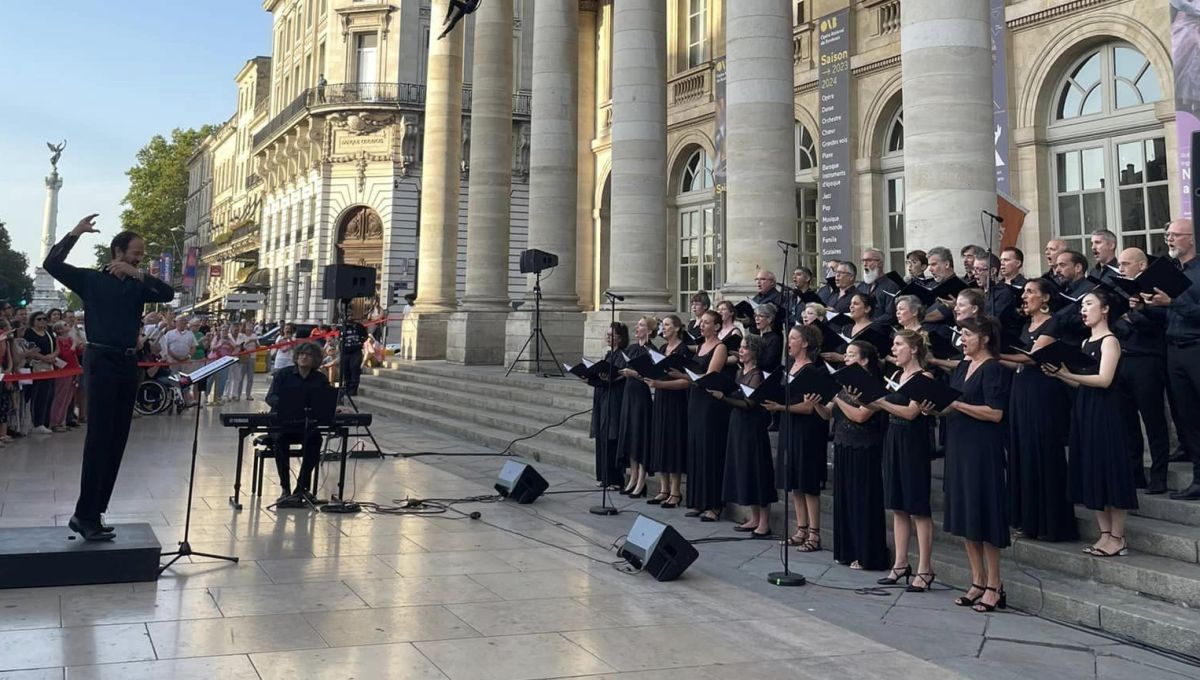 Le Choeur de l'Opéara national de Bordeaux se produit sur les marches du Grand-Théâtre