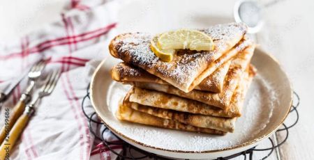 Crepes with icing sugar and lemon