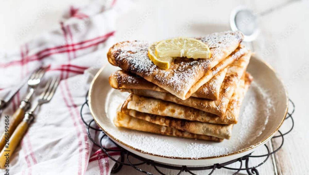 Crepes with icing sugar and lemon