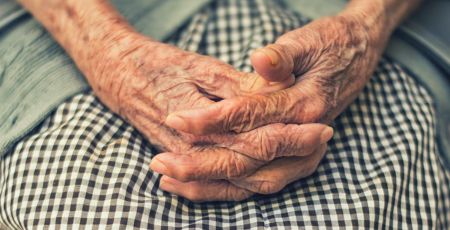 Des mains d'une personne âgée