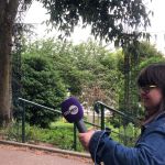 Jeanne Métivier réalise un interview dans un parc