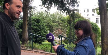 Jeanne Métivier réalise un interview dans un parc