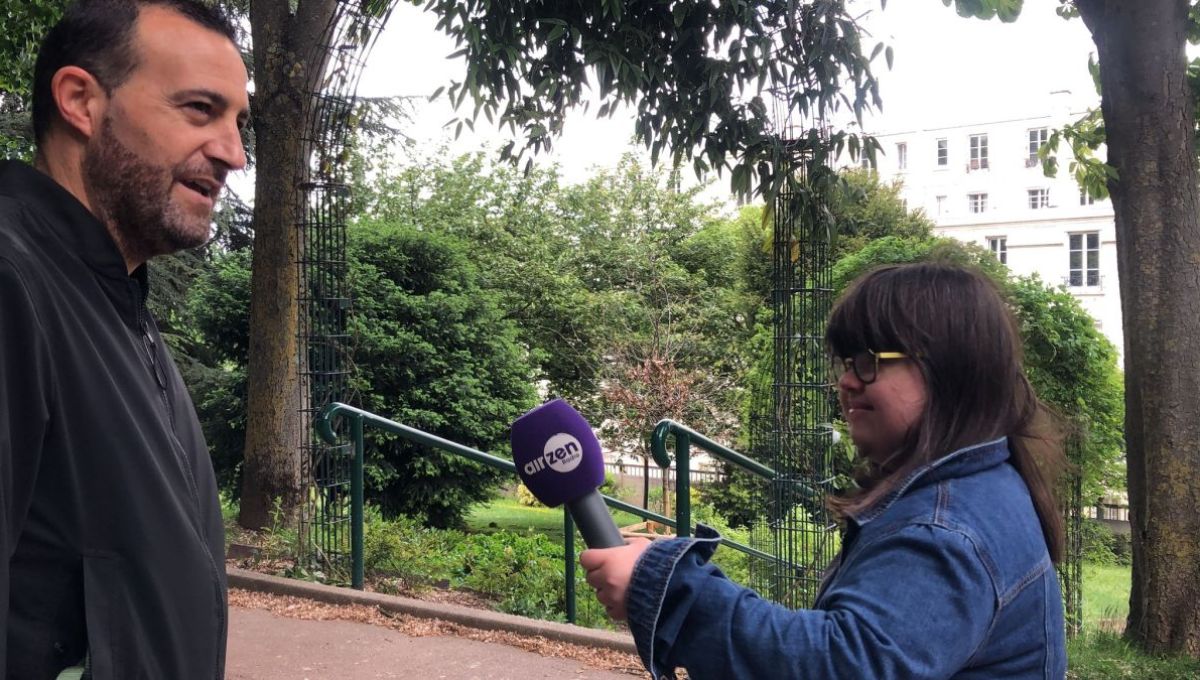 Jeanne Métivier réalise un interview dans un parc