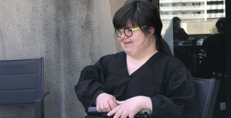 Jeanne, profitant de la terrasse avec ses collègues