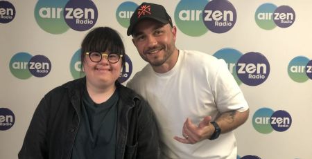Jeanne et Olivier Jimenez, souriants dans les studios d'airzen radio