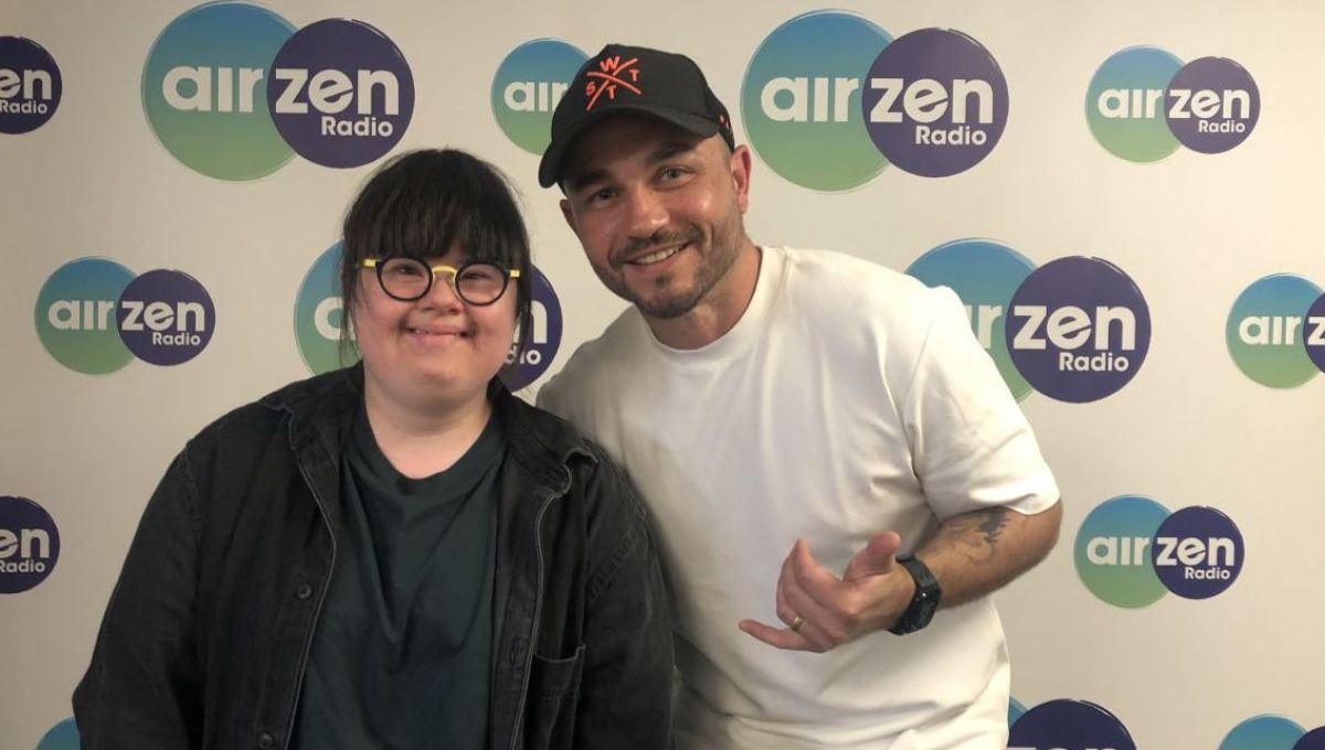 Jeanne et Olivier Jimenez, souriants dans les studios d'airzen radio