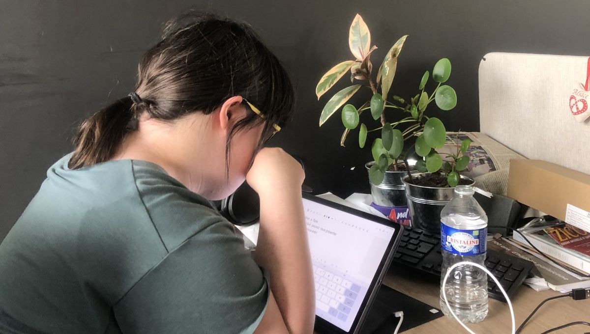 Jeanne en train de travailler sur son sujet