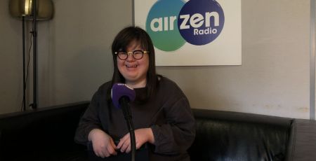 Jeanne qui rigole dans le grand studio d'Airzen