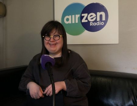 Jeanne qui rigole dans le grand studio d'Airzen