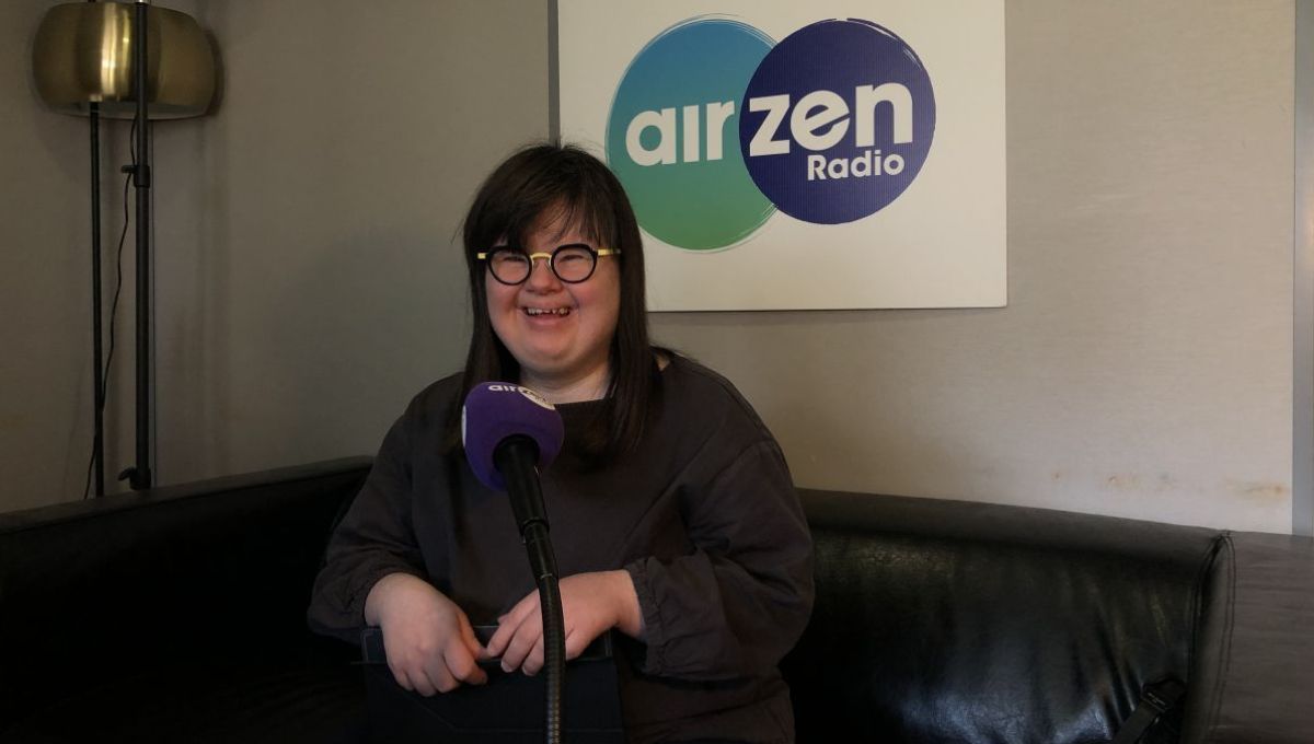Jeanne qui rigole dans le grand studio d'Airzen
