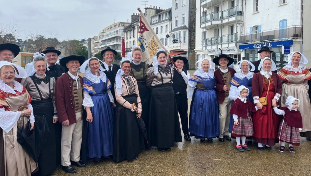 Danse bretonne : immersion au sein d’un cercle dans les préparatifs d’un défilé
