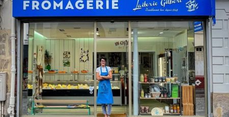 La façade bleue immanquable de la fromagerie, rue popincourt.