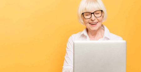 Dâme âgée sur ordinateur