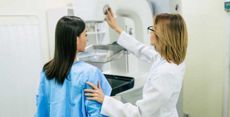 Une femme s'apprête à passer une mamographie