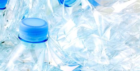 des bouteilles plastiques compactées à recycler