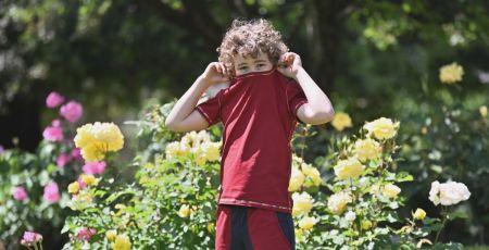 Thao, le fils d'Eva qui porte les vêtements Nel et Tao.