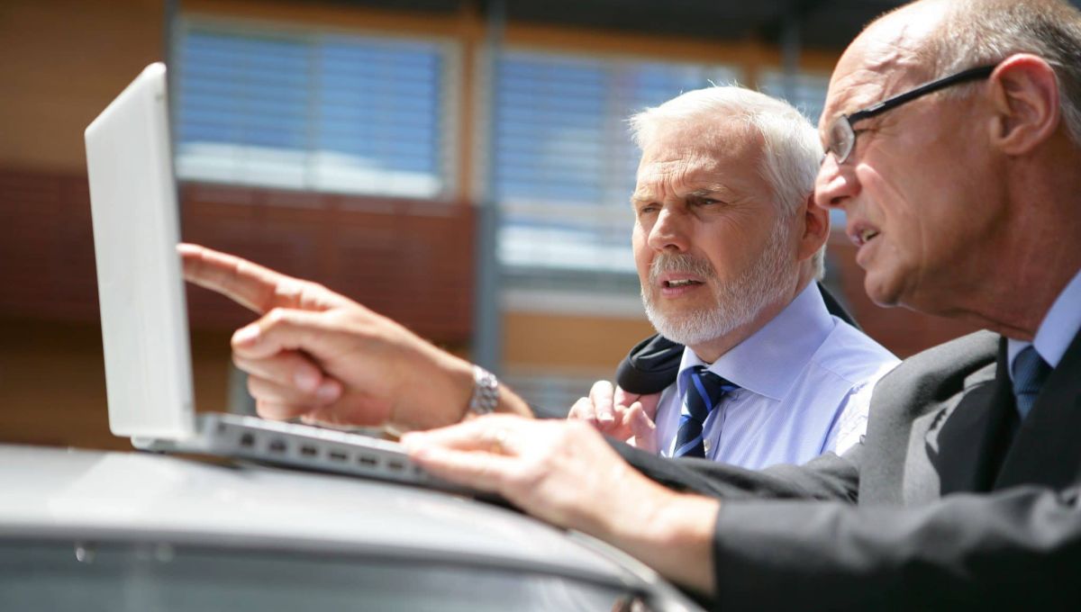 deux hommes d'affaires senior avec ordinateur portable