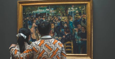 Un homme et une famme contemple une peinture du Musée d'Orsay, à Paris.