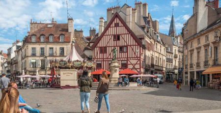 Des piétons sur une place de Dijon