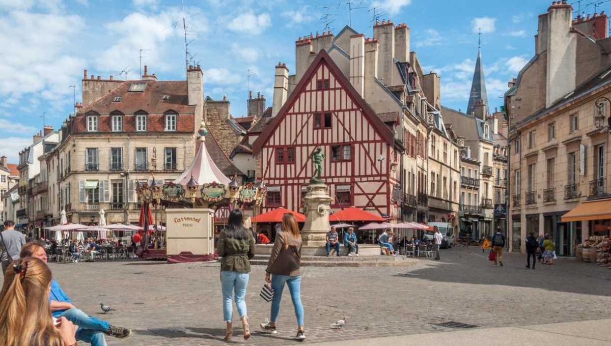 Des piétons sur une place de Dijon