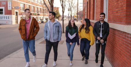 Un groupe d'étudiants marche dans la rue