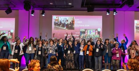 femmes élues sur une scène lors d'une cérémonie, elles saluent la foule