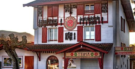 Espelette, le pays du piment - Le Pays Basque, France.