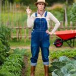 Femme dans son jardin en tenue de jardinière