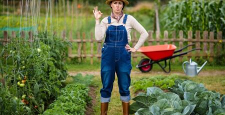 Femme dans son jardin en tenue de jardinière