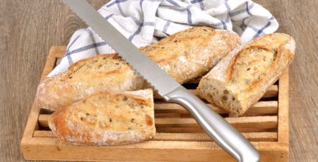 Baguette coupée dans un torchon - crédit photo : Richard Villalon via Adobe Stock