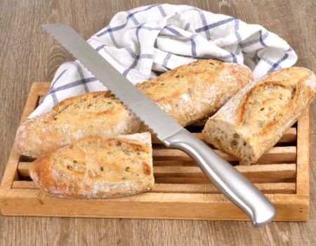 Baguette coupée dans un torchon - crédit photo : Richard Villalon via Adobe Stock