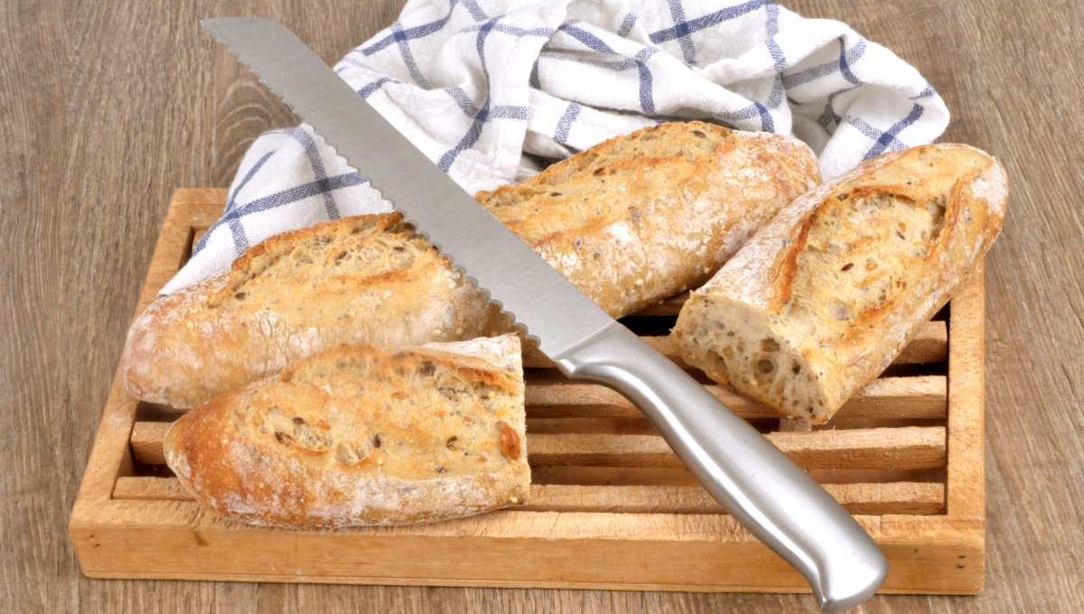 Baguette coupée dans un torchon - crédit photo : Richard Villalon via Adobe Stock
