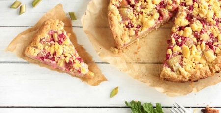 Tarte crumble à la rhubarbe - crédit photo : frischer Rhabarber Kuchen Rhabarberkuchen Stück Overhead Top View frischer Rhabarber via Adobe Stock