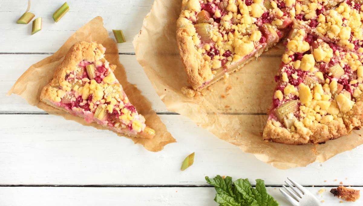 Tarte crumble à la rhubarbe - crédit photo : frischer Rhabarber Kuchen Rhabarberkuchen Stück Overhead Top View frischer Rhabarber via Adobe Stock