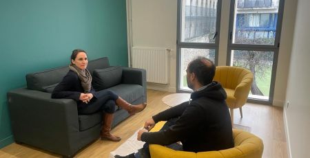entretien entre deux personnes dans un salon