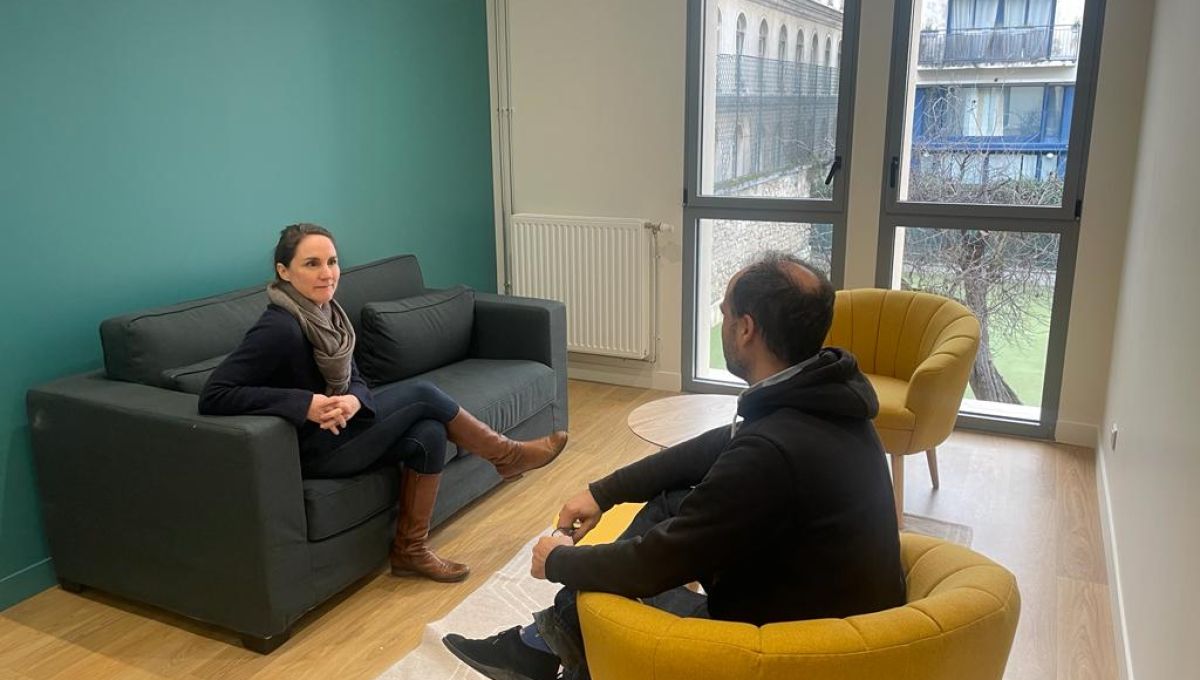 entretien entre deux personnes dans un salon