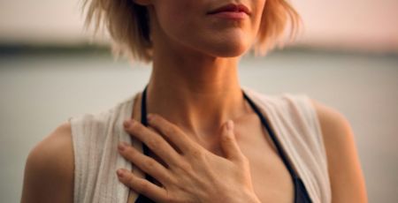 Femme avec sa main sur son torse
