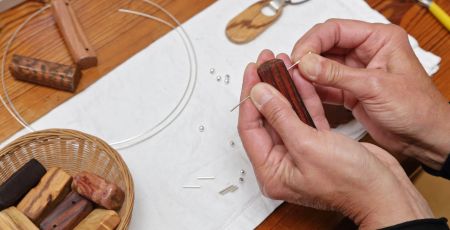 femme fabriquant des bijoux artisanaux
