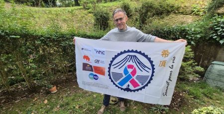 Géraud avec son drapeau, quelques semaines avant son ascension.