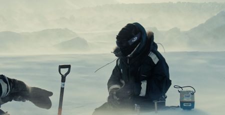 Ugo Nanni, glaciologue, pose une sonde pour écouter les glaciers.